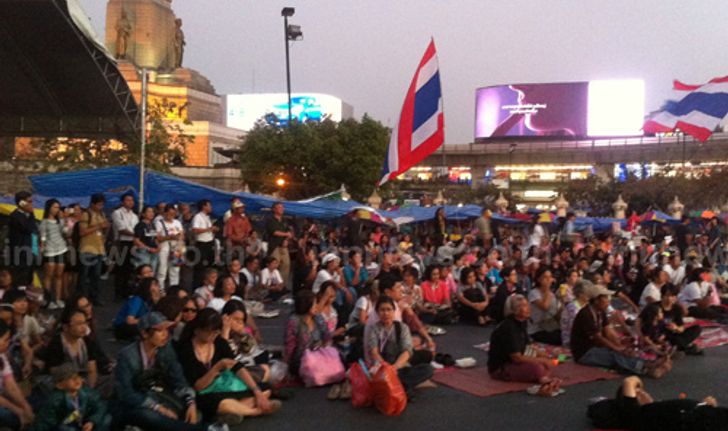 กปปส.อนุสาวรีย์ชัย ชมถ่ายทอดสด สุเทพ