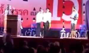 ฮือฮา! ลูกชาวนาใจกล้า ทวงเงินจำนำข้าวบนเวทีหาเสียงเพื่อไทย