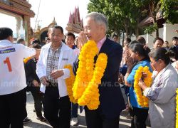 สุวัจน์นำผู้สมัครส.ส.กราบหลวงพ่อคูณ