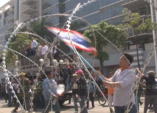 ชุมพล นำมวลชนบุก สปน.กห.กดดันนายกฯ