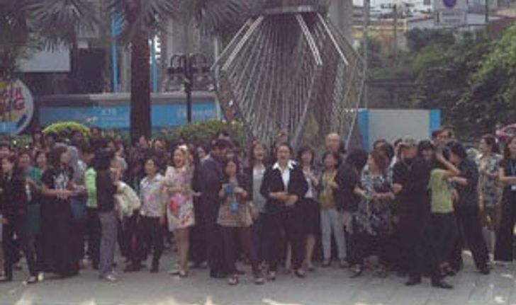 พนักงานกรุงไทยแต่งชุดดำบุกเป่านกหวีดค้านปล่อยกู้จำนำข้าว