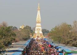 พุทธศาสนิกชนนับหมื่น ร่วมงานพระธาตุพนม