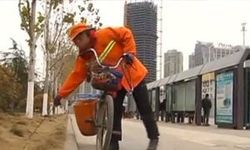 อึ้ง มหาเศรษฐีจีนสุดยอด รวยแล้ว"สร้างแบบอย่าง" ทำงานเป็น"พนักงานกวาดถนน-"ลูก"ขับแท็กซี่(ชมภาพ)