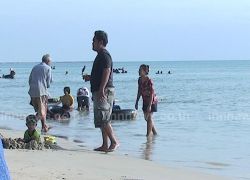 ชายหาดจันท์ คนแห่เที่ยวช่วงวันหยุดยาว