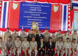 ผู้แทนพระองค์ มอบพันธุ์ข้าวให้ชาวอ่างทอง