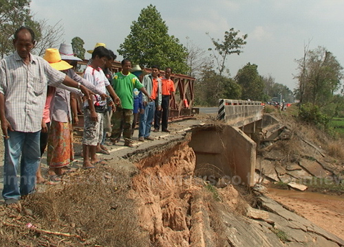 ชาวบ้านชายแดนสุรินทร์โวยคอสะพานพัง