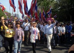 สุเทพนำกปปส.ปทุมวันย้ายไปสวนลุมพินีแล้ว