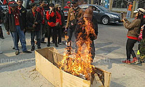 แดงบุกด่า เผาโลงรูป ผอ.โรงพยาบาลเชียงราย