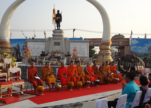 สุรินทร์ตักบาตรบนหลังช้างในวันช้างไทย