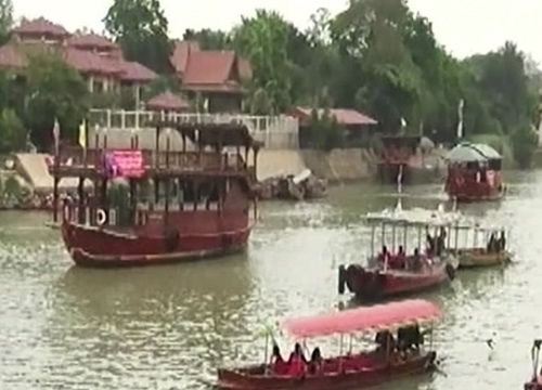 นปช.ทยอยขึ้นรถ-ล่องเรือชุมนุมอยุธยา ตร.คุมเข้ม