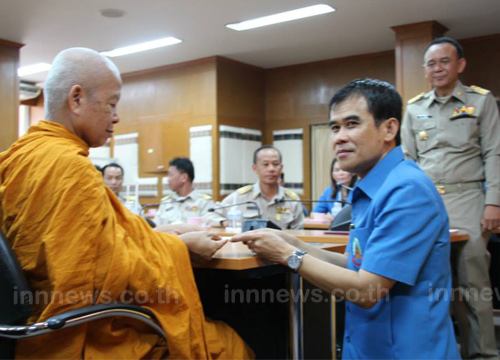 มอบเงินพระราชทานช่วยเหลือวัดและโรงเรียน