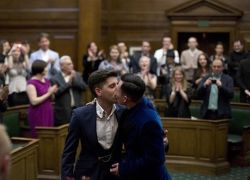 3 คู่เกย์ ชาวอังกฤษแต่งงานฉลองกฎหมายใหม่