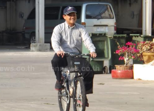 พ่อเมืองราชบุรีทำเก๋ปั่นจักรยานไปเลือกตั้ง