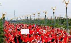 ย้อนรอย ถนนอักษะ พื้นที่ชุมนุมทางการเมืองแห่งใหม่ของประเทศไทย