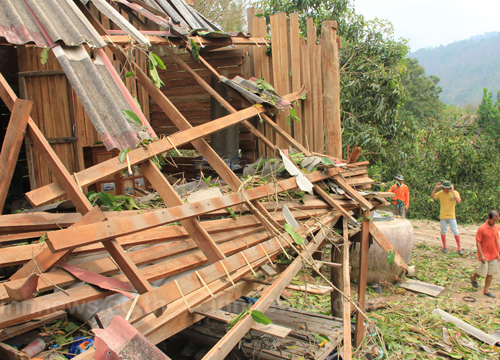 พายุฤดูร้อนถล่ม9หมู่บ้านลำปางบ้านพังนับ100หลัง
