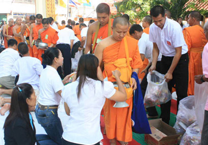 ชาวนราฯทำบุญตักบาตรขอความสงบสุขกลับคืน