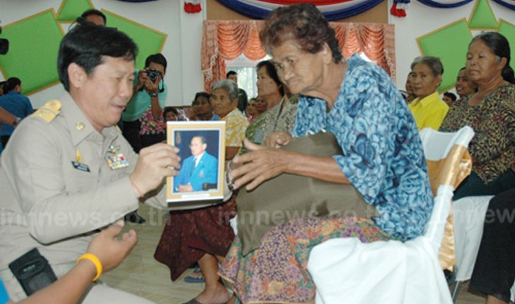 ในหลวงพระราชทานถุงยังชีพช่วยชาวบุรีรัมย์