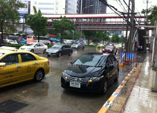 หลังฝนตกเตือนปชช.ระมัดระวังการขับขี่ถนนลื้น