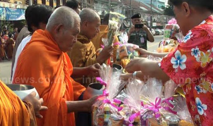 ปราจีนบุรีแห่ทำบุญตักบาตรวันสงกรานต์แน่น