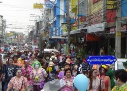 เทศบาลอ่างทองจัดแห่สืบทอดมประเพณีไทย