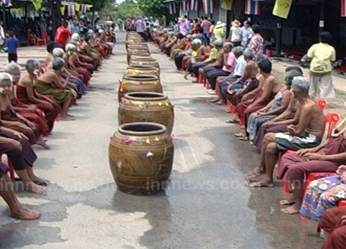 ชาวสุรินทร์อนุรักษ์วัฒนธรรมอาบน้ำดำหัวผู้สูงอายุ