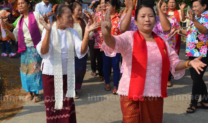 ชาวมอญปทุมฯ จัดประเพณีเดินแห่หางหงส์