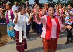 ชาวมอญปทุมฯ จัดประเพณีเดินแห่หางหงส์