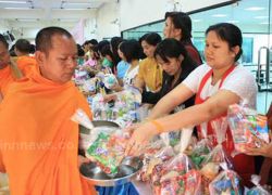 อุบลฯร่วมทำบุญตักบาตรพระสงฆ์ฉลองครบ 222ปี