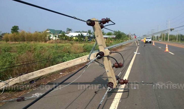 พายุกระหน่ำเพชรบูรณ์เสาไฟหักโค่น