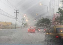 ฝนถล่มทั่วกรุงลมแรงน้ำท่วมขังหลายจุด