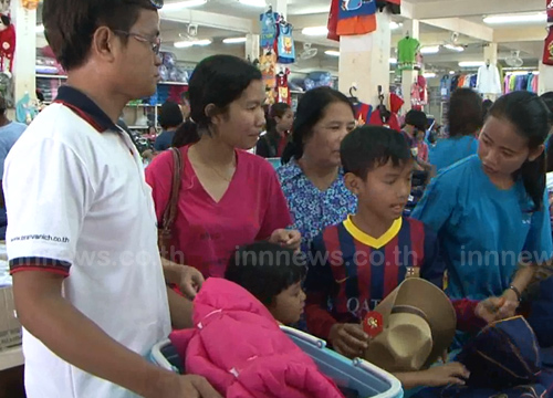 ผู้ปกครองจ.สุรินทร์แห่ซื้อชุดนักเรียนคึกคัก