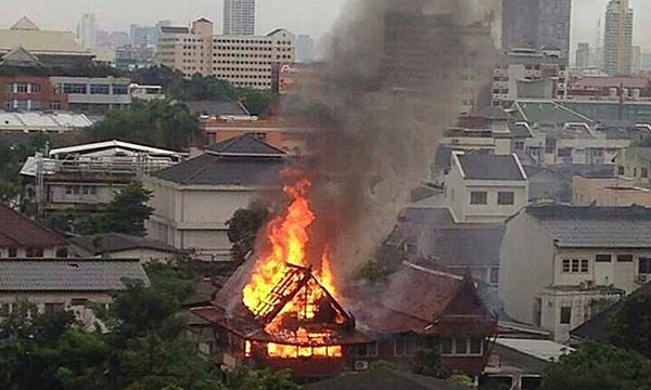 ฟ้าผ่าบ้านทรงเรือนไทยไฟไหม้ สูญ 80 ล้าน