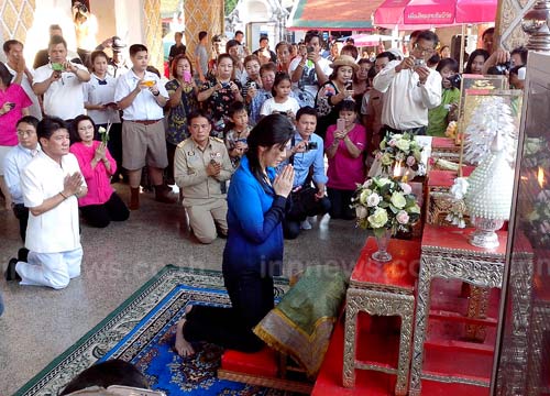 ยิ่งลักษณ์ไหว้พระธาตุลำพูนลั่นตอนนี้สบายใจ