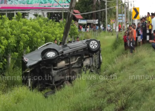 สุรินทร์ฝนตกถนนลื่นปิกอัพตกข้างทางดับ1เจ็บ1