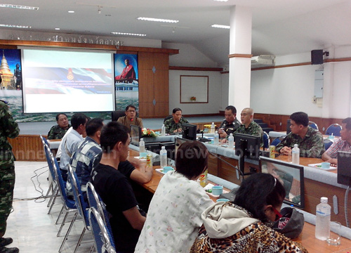 แกนนำนปช.นครหริภุญชัยรายงานตัวต่อทหาร