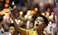 ชาวฮ่องกงนับแสนร่วมพิธีรำลึก 25 ปี "เทียนอันเหมิน"