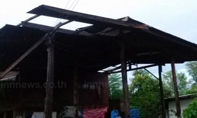 พายุซัดนครพนมบ้านนักบอลชื่อดังหลังคาหาย