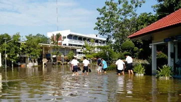 น้ำทะเลหนุนสูง-กำแพงถล่ม ทะลักท่วมวิทยาลัยดัง