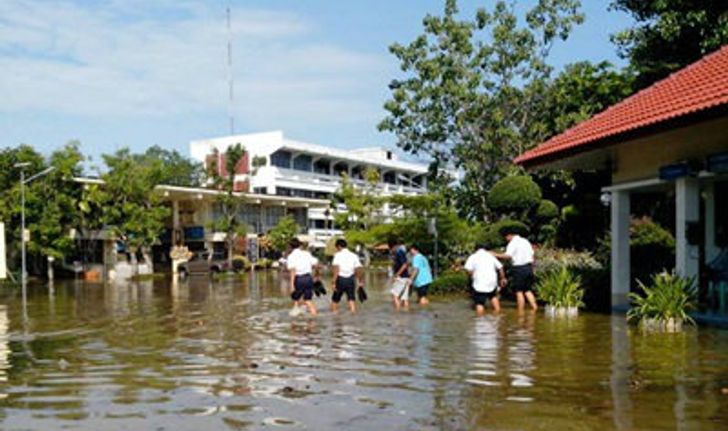 น้ำทะเลหนุนสูง-กำแพงถล่ม ทะลักท่วมวิทยาลัยดัง