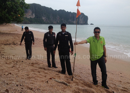 กระบี่ปักธงส้ม เตือนนักท่องเที่ยว ระวังเล่นน้ำ