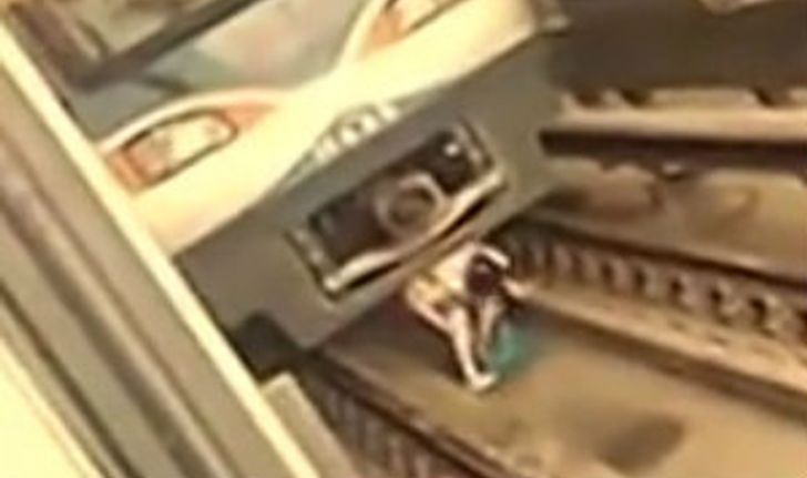 คลิปหญิงท้องตกรางรถไฟใต้ดินจีน เบรกทันหวุดหวิด