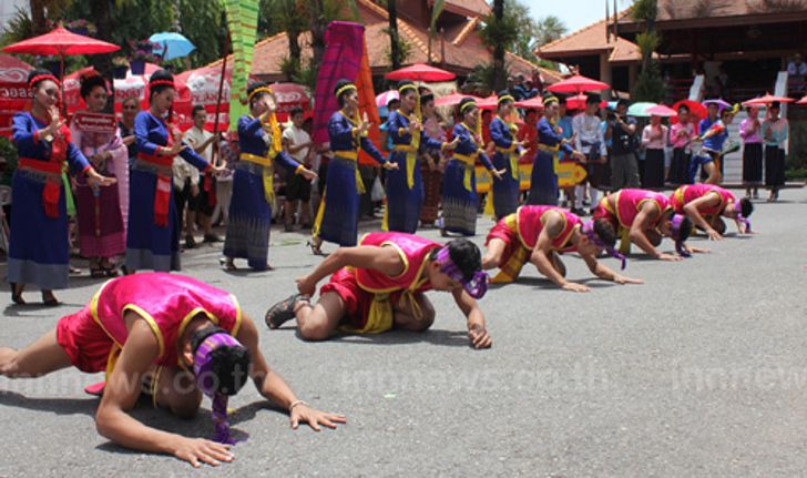 สวนนงนุชพัทยาจัดแห่ต้นเทียนยักษ์กว่า2ม.