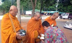 พระสุเทพ ออกบิณฑบาตหน้าสวนโมกข์