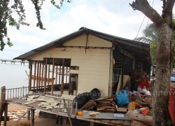 ชาวบ้านรื้อสิ่งปลูกสร้างหาดอ่าวปอแล้ว