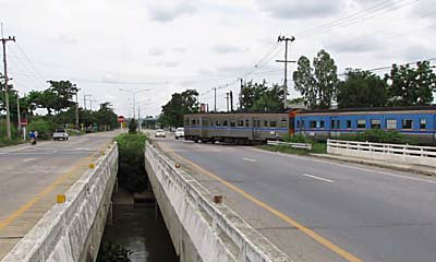 ชาวบ้านหวั่น! รถไฟวิ่งตัดถนน 4 เลน ไม่มีที่กั้น