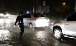 ชาวเน็ตชื่นชม! ตำรวจพัทยาดีจริงๆ โบกรถกลางฝน