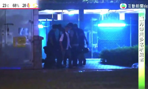 วิจารณ์ขรม! คลิปชุลมุนม็อบฮ่องกง ตำรวจรุมตื้บผู้ชุมนุม