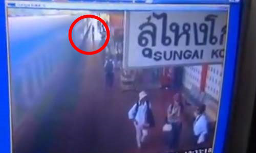 คลิปกระโดดขึ้นรถไฟ แต่พลาดคอขาดคาสถานี