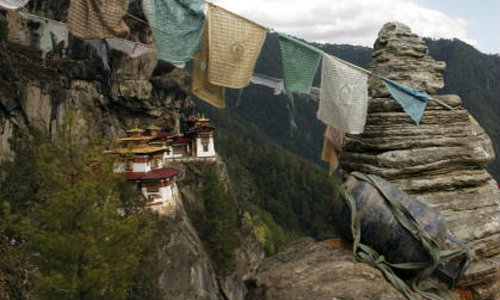 หญิงไทยพลัดตกผาภูฏานดับ คาดพยายามถ่ายรูป