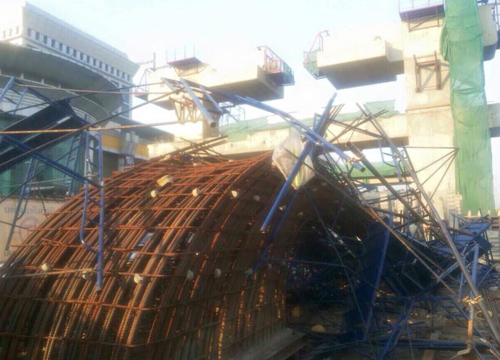 นั่งร้านหน้าITสแควร์ถล่มทับคนงานเจ็บแล้ว10